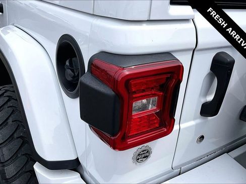 Used 2018 Jeep Wrangler Unlimited Sahara AWD/4WD image 22