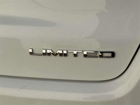 Used 2022 Jeep Compass Limited image 11