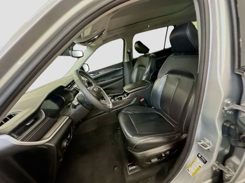 Used 2023 Jeep Grand Cherokee L Limited w/ Black Appearance Package image 13