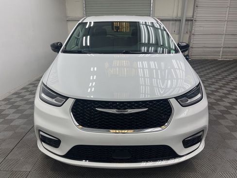 Used 2024 Chrysler Pacifica Touring-L image 9