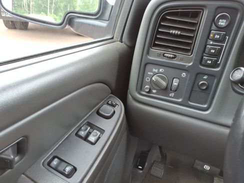 Used 2005 Chevrolet Silverado 1500 LS w/ Light Duty Power Package AWD/4WD image 19