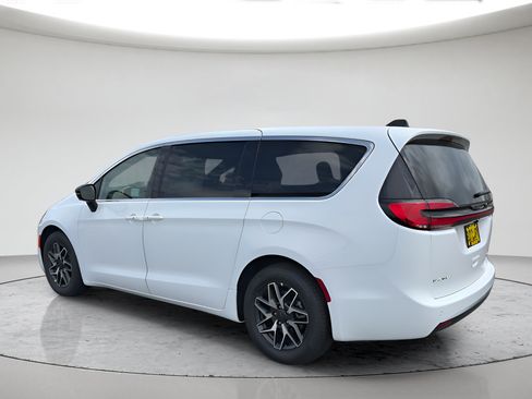 New 2027 Chrysler Pacifica Limited FWD image 5