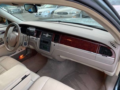 Used 2005 Lincoln Town Car Signature image 18