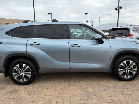 Used 2023 Toyota Highlander XLE AWD/4WD image 2