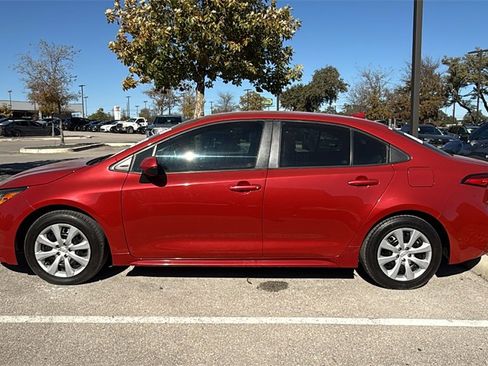 Used 2021 Toyota Corolla LE image 4