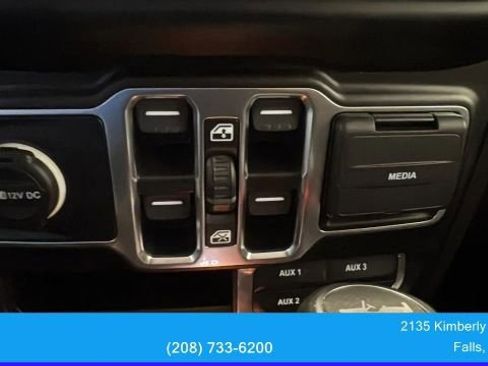 Used 2022 Jeep Wrangler Unlimited Sahara w/ Cold Weather Group AWD/4WD image 25
