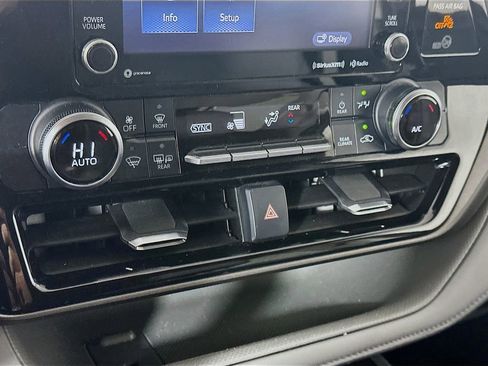 Used 2022 Toyota Highlander LE image 18