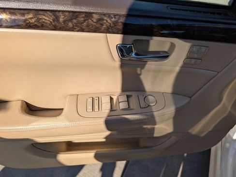 Used 2008 Cadillac DTS w/ Sun And Sound Package FWD image 9