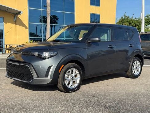 Certified 2025 Kia Soul LX w/ LX Technology Package FWD image 2