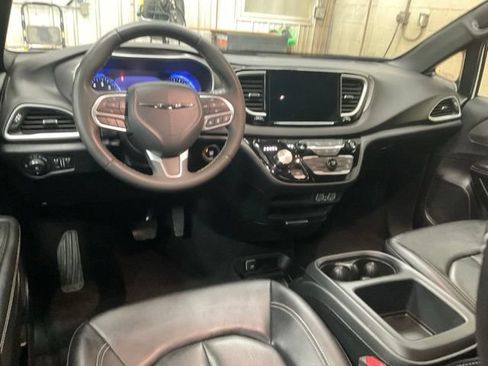 Used 2025 Chrysler Pacifica Select FWD image 9