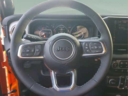 New 2025 Jeep Wrangler Sahara w/ Technology Group AWD/4WD image 18