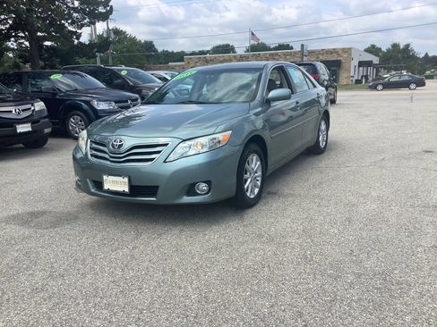 Used 2011 Toyota Camry XLE w/ SE/XLE Extra-Value Pkg FWD image 4