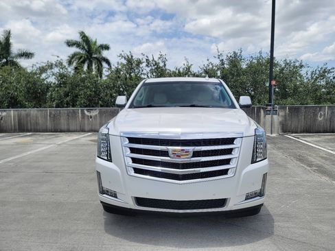 Used 2017 Cadillac Escalade 2WD image 3