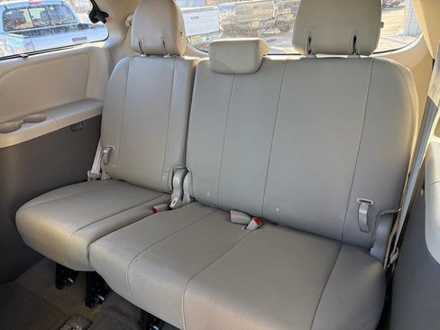 Used 2015 Toyota Sienna XLE Premium image 32