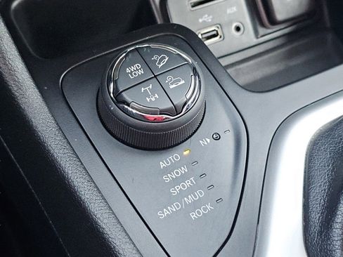 Used 2018 Jeep Cherokee Trailhawk image 9