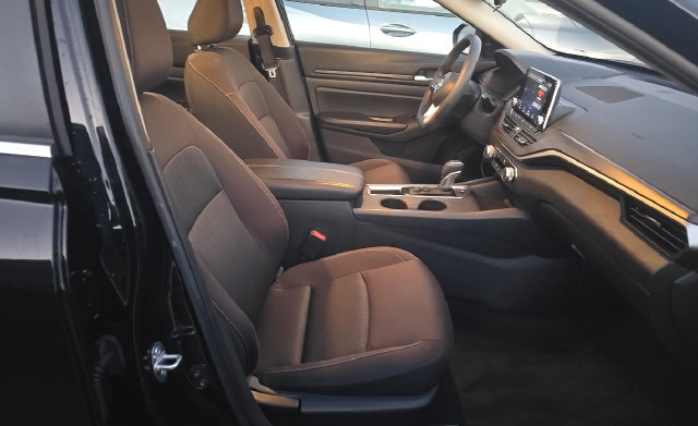 Used 2025 Nissan Altima 2.5 SV FWD image 12