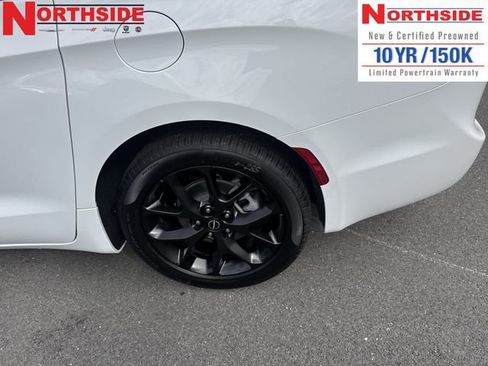 New 2026 Chrysler Pacifica Limited w/ Uconnect Theater Family Group image 9