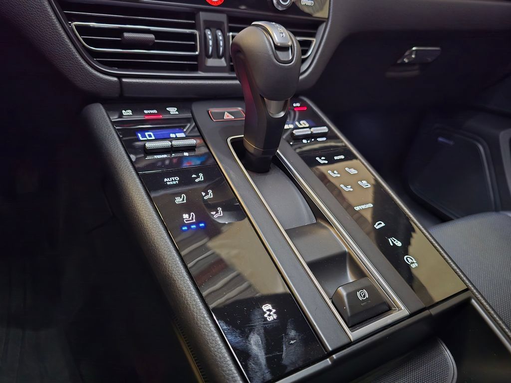 Certified 2026 Porsche Macan AWD/4WD image 26