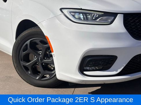 Used 2024 Chrysler Pacifica Select image 2