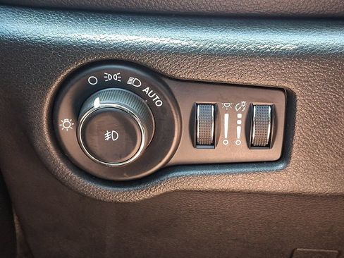 Used 2025 Chrysler Pacifica Limited FWD image 25