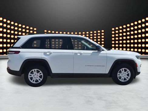Used 2023 Jeep Grand Cherokee Laredo RWD image 9
