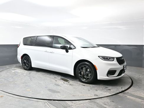 Used 2024 Chrysler Pacifica Select image 5