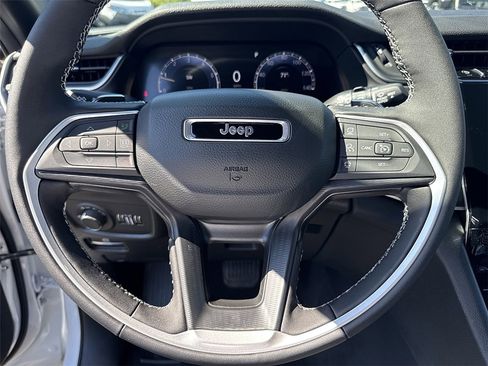 New 2025 Jeep Grand Cherokee Altitude image 6