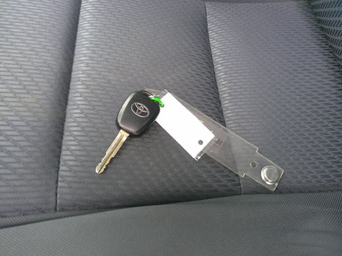 Used 2017 Toyota Highlander LE image 39