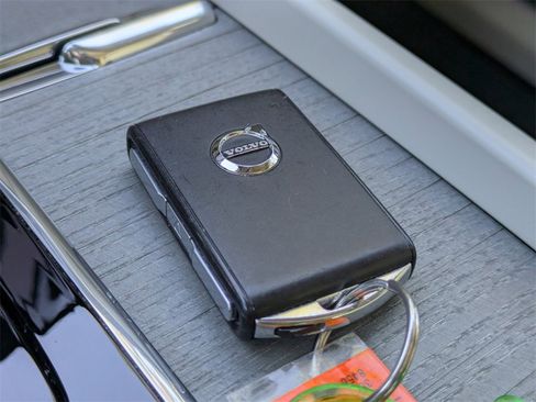 Certified 2024 Volvo XC60 B5 Plus image 30