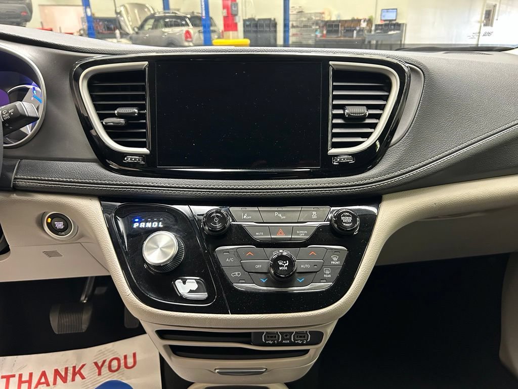 Used 2023 Chrysler Pacifica Touring-L FWD image 23