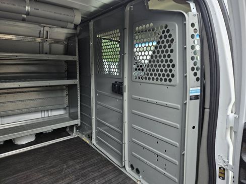 Used 2017 Chevrolet Express 2500 RWD image 28