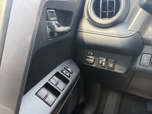 Used 2018 Toyota RAV4 XLE AWD/4WD image 26
