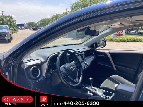 Used 2018 Toyota RAV4 XLE AWD/4WD image 3