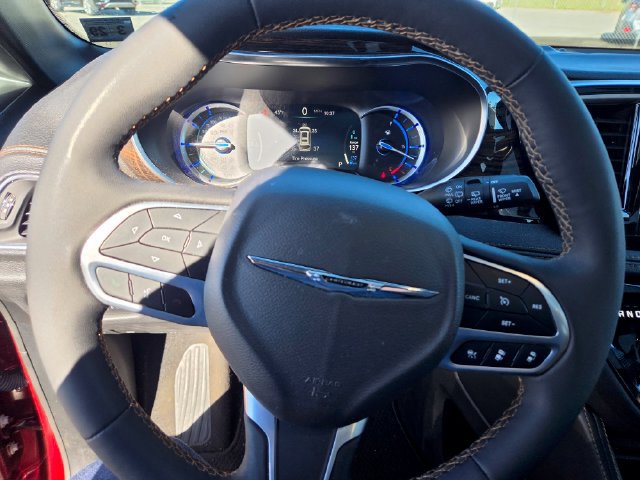Used 2023 Chrysler Pacifica Pinnacle FWD image 3