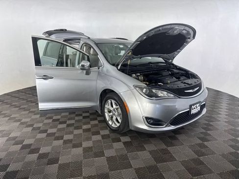 Used 2018 Chrysler Pacifica Limited FWD image 14