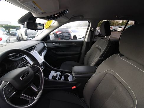 Used 2023 Jeep Grand Cherokee Laredo w/ Luxury Tech Group I AWD/4WD image 10