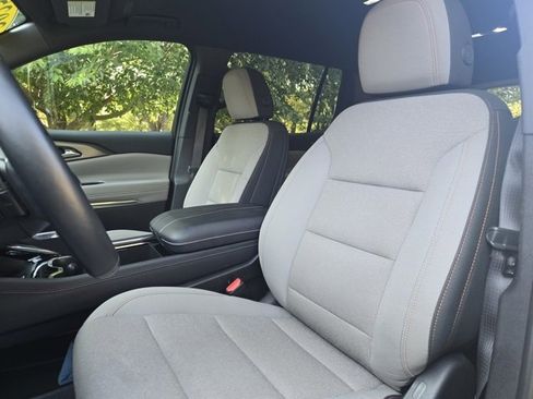 Used 2025 Chevrolet Traverse LT image 15