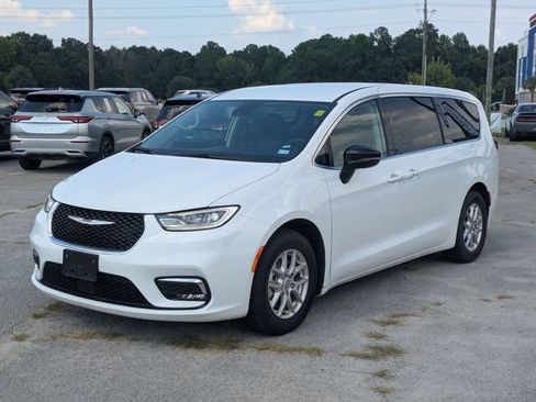 Used 2024 Chrysler Pacifica Touring-L FWD image 7