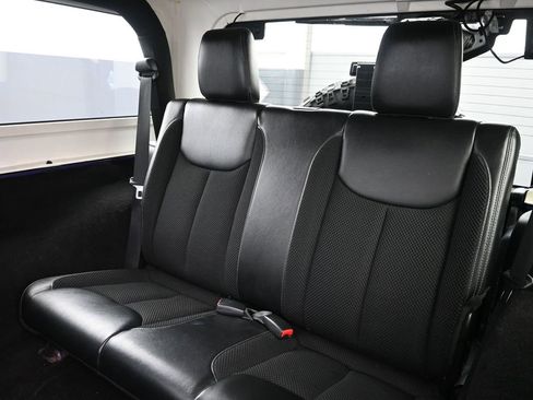 Used 2017 Jeep Wrangler Sahara image 21