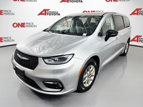 Used 2024 Chrysler Pacifica Touring-L FWD image 3
