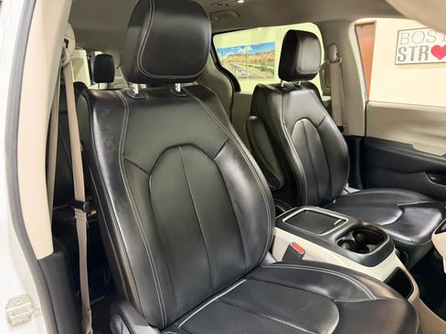 Used 2023 Chrysler Pacifica Touring-L FWD image 39