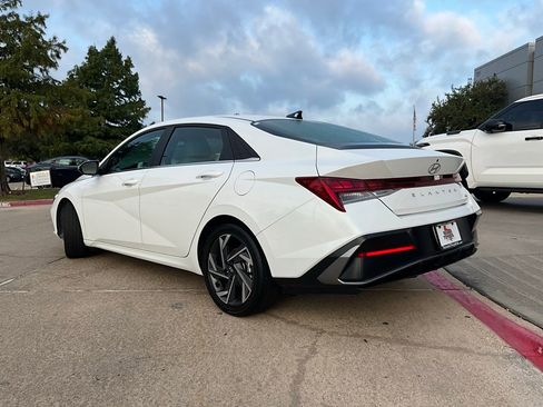 Used 2025 Hyundai Elantra Limited image 8