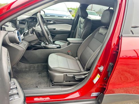 Used 2025 Chevrolet Trax LT w/ LT Convenience Package image 36