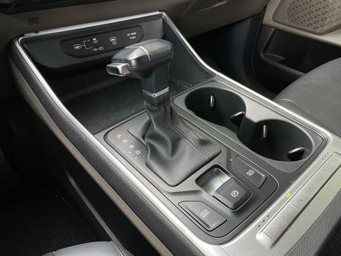 Used 2025 Kia Carnival FWD image 21