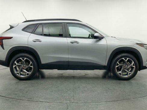 Used 2025 Chevrolet Trax LT FWD image 11