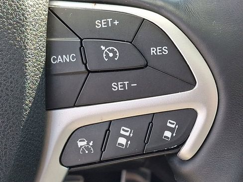 Used 2017 Jeep Cherokee Overland w/ Technology Group image 24