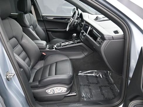 Certified 2025 Porsche Macan AWD/4WD image 28