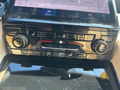 Used 2023 Jeep Grand Cherokee Limited image 28