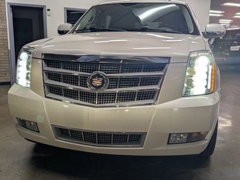 Used 2014 Cadillac Escalade Platinum image 2