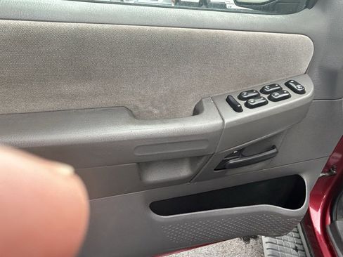 Used 2005 Ford Explorer XLT image 10